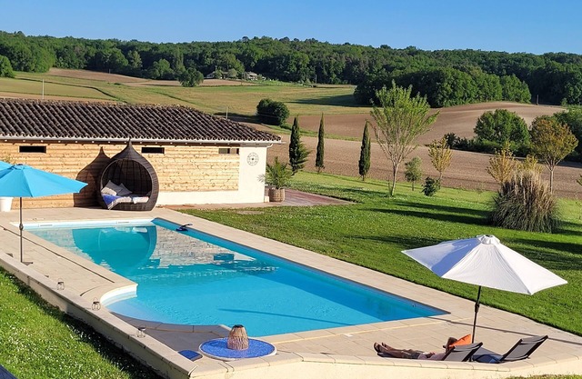 Tranquility, beautiful views, with large heated swimming pool in Lot et Garonne