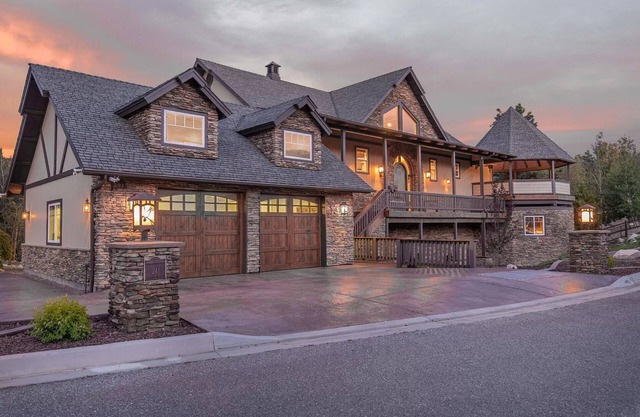 Tranquility Lodge by Destination Big Bear : Luxury in Castle Glen Estates! Pool Table!