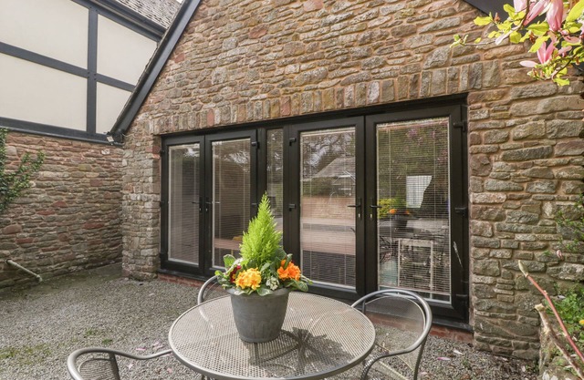 TRECILLA HOUSE ANNEX, pet friendly, with a garden in Ross-On-Wye