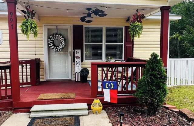 Tree Farm Stay Fire Pit & Grill WOW-King Suite