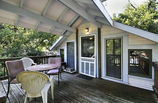 Treehouse Apt, Cute Converted Attic Apt. Above a House near Downtown