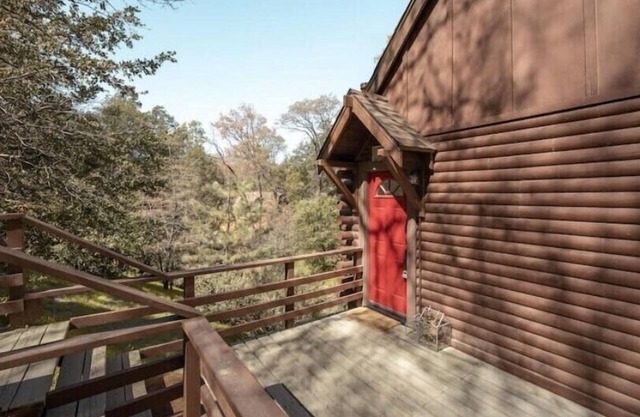 Treetop A-Frame Log Cabin, AC, Fireplace, Views.