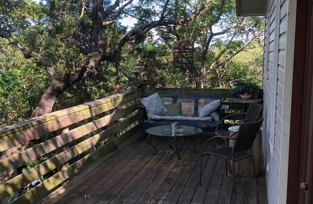 Treetop Cottage, 1BD/1BA 2nd story apartment--quiet and secluded