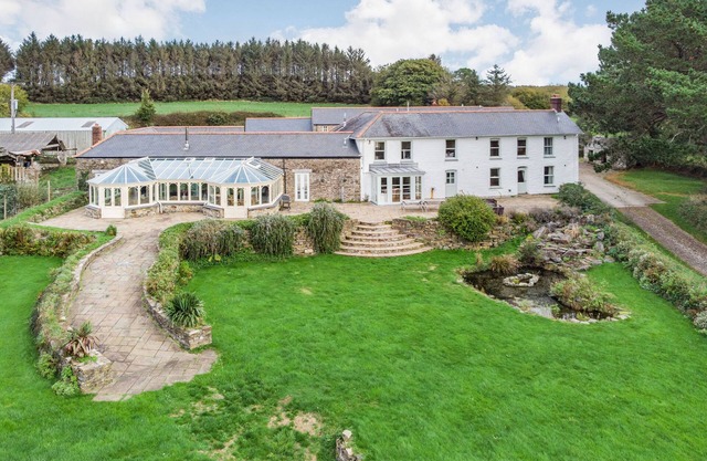 TREGONINNY VINEYARD AND WOODLAND FARMHOUSE in Tresillian