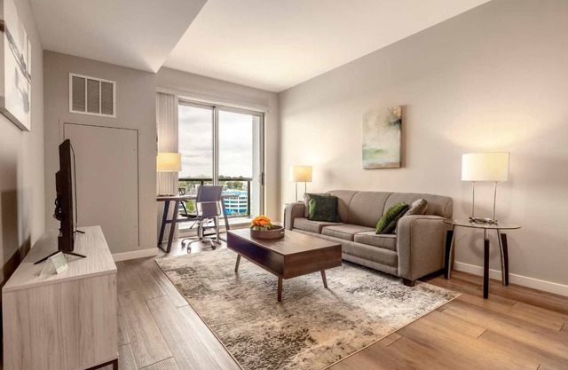 Trendy Apt On Harbor With Gym