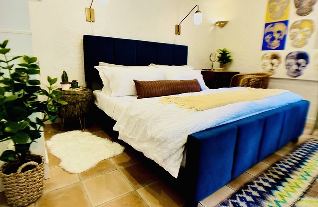Trendy Bungalow, 1 King + 1 Queen, Upscale Design, Quiet & Private! 6 Mins to DT