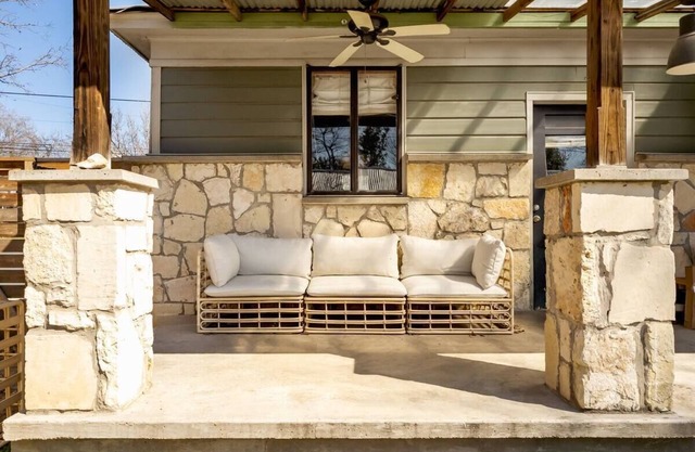 Trendy East Austin bungalow with cowboy pool/extended stay