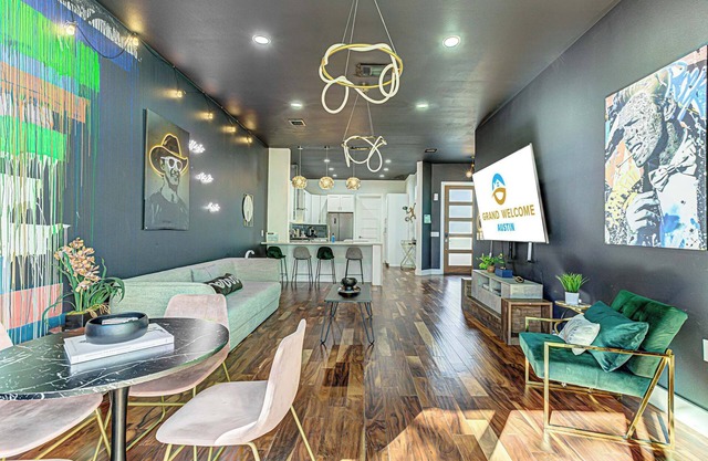 Trendy Stay for 10, Minutes to Downtown + 6th St!