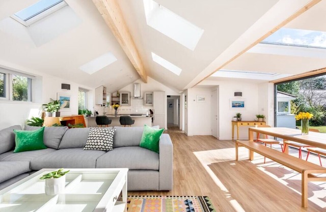 Trevint - Modern beach house in Falmouth, private parking