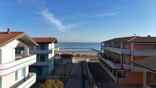 Trilocale con terrazzino a 30mt dal mare di Fano - F003