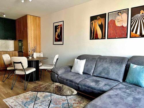 TRINAVIS Boutique Apartments, OWN PRIVATE PARKING, City Center, Entire Apartment