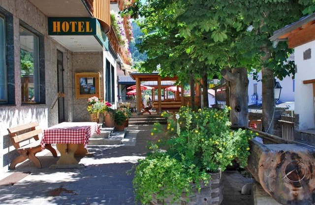 Triple room with sheep sofa, shower and bath, WC - Hotel Alpenrose