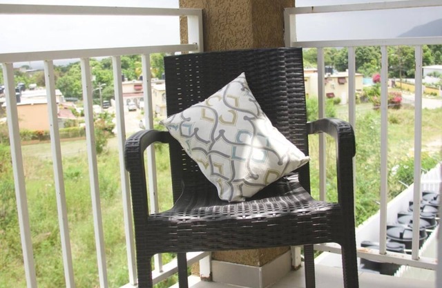 Tropical Bliss cozy Kgn apt equipped with security, AC, balcony, WiFi, kitchen