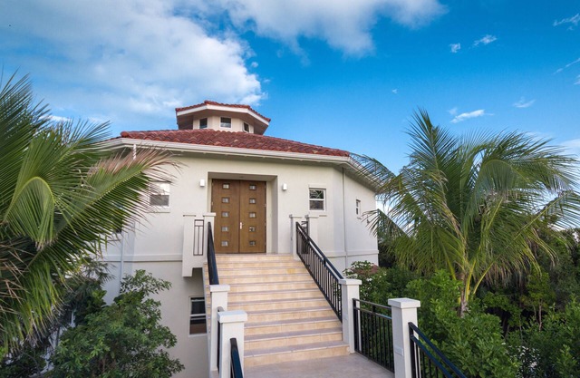 Tropical Paradise Beach Front Penthouse + Pool SUV - Karana Penthouse