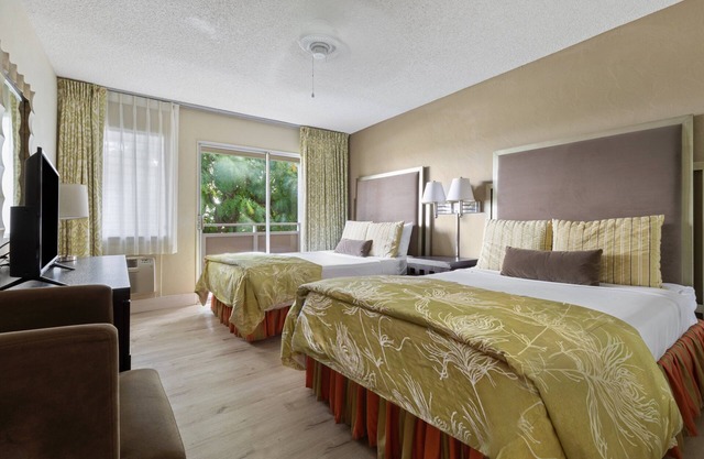 Tropical Retreat w/Outdoor Pool, Free Parking, Steps from Papaloa Beach!