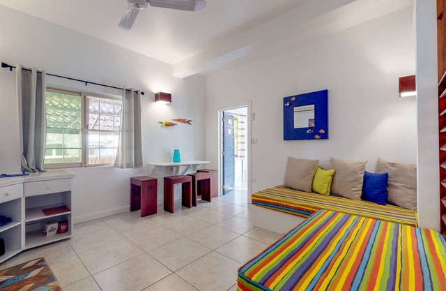 Tropical studio with partial AC & WiFi - 5 minutes to water taxis and the beach