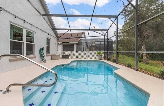 Tropical Views 4bdr Sleeps 8. Close to Parks!