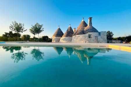 Trulli Petralux in Valle d'Itria