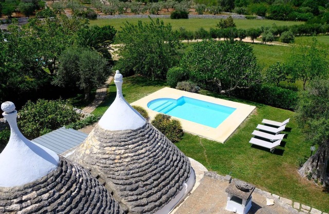 Trullo in the countryside in Ostuni with private pool