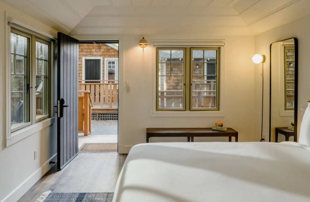 Tucked Away On The Banks of the Russian River! Outdoor Pool and Free Parking!