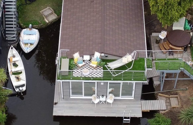 Tulana Taggs, floating home & hot tub on idyllic island-Hampton Court & Richmond