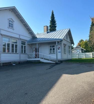 Tunnelmallinen Karsikon kansakoulu - jaettu kylpyhuone
