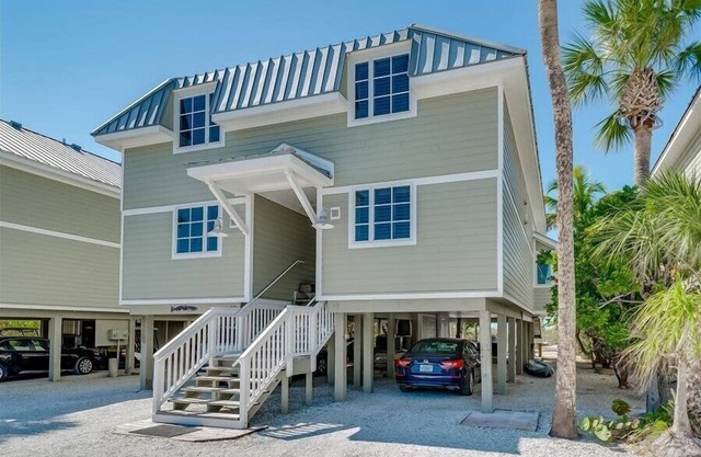 Turtleback 11 - 3 Bed/3 Bath - Beachfront - Community Pool - Close to Village - Sleeps 6
