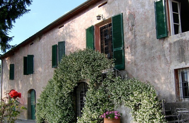 Tuscan villa with views and pool. Hosts up to 15