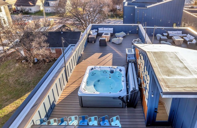 Twin Homes Hot Tub Rooftop Game Zone at Nashville