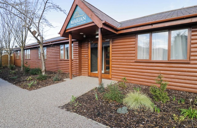TWIN HOTEL ROOM, romantic, character holiday cottage in Dyserth