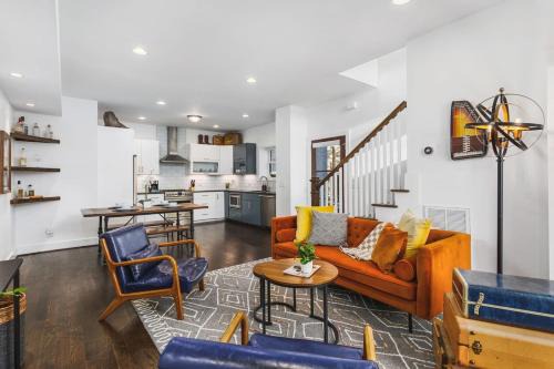 TWO Adjacent Homes in 12 South and Belmont area Sleeps 20 People