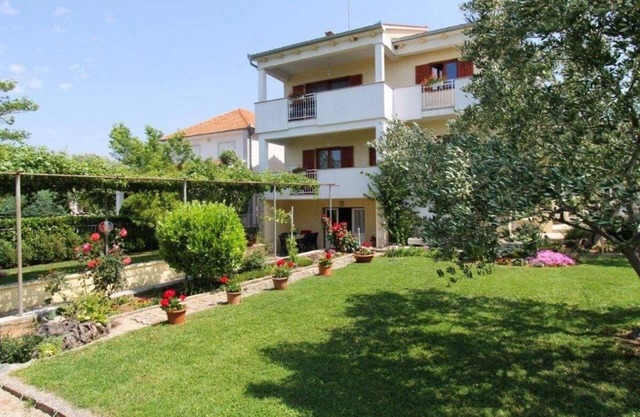 Two bedroom apartment with balcony and sea view Sveti Filip i Jakov, Biograd (A-19436-a)