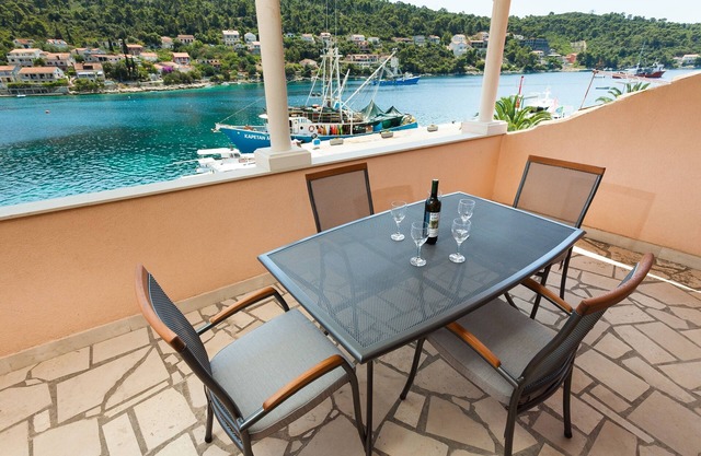 Two bedroom apartment with terrace and sea view Brna, Korčula (A-7553-a)