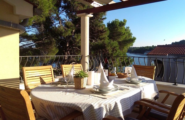 Two bedroom apartment near beach Verunić, Dugi otok (A-8103-a)