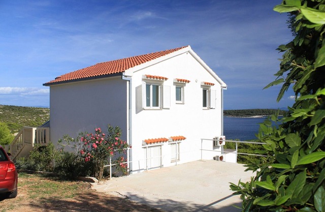 Two bedroom apartment with terrace and sea view Brgujac, Vis (A-8919-a)