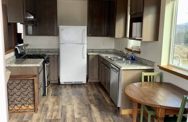 Two Bedroom Apt. in Pateros- 18 mi to Chelan, 44 mi to Winthrop, River views!