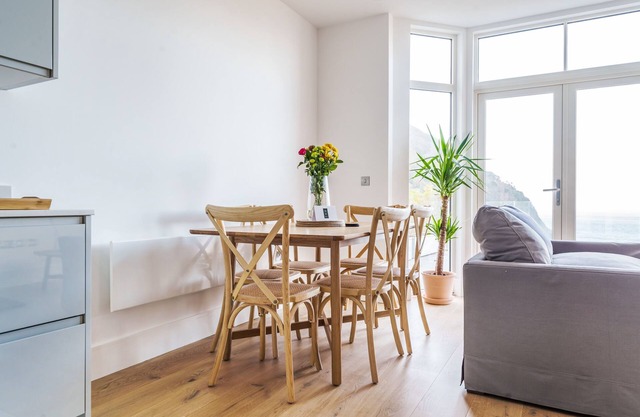 Two bedroom pet friendly apartment, sleeping 4 in Lynmouth, boasting sea views.
