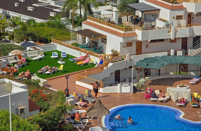 Two bedrooms, balcony, sea view, pool,Wi-Fi 50 mts. from beach