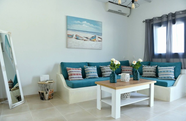 Two bedrooms house 2 min from three beaches!