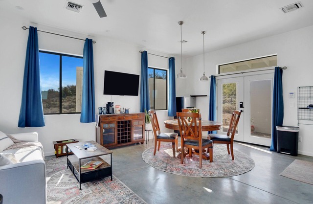 Two Bird Ranch Horse Barn w/private hot tub