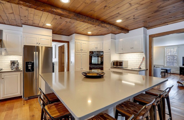 Two Chimneys: 5 br, a/c, fireplace, deck & hot tub, firepit, garage!