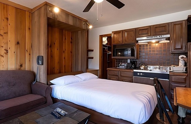 Two Cozy Studio Unit with Kitchenette, Outdoor Pool and Free Parking!