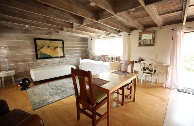 Two Goat farm in Malibu Mountains, Cozy & Charming