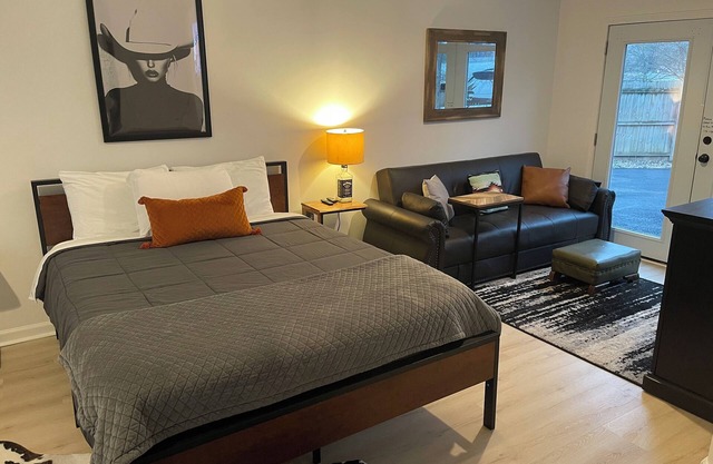 Two minutes from the airport & ten minute uber to downtown!