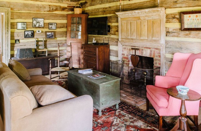 Two Stone Row: Emily`s Cabin | 1Bed, 1 Bath