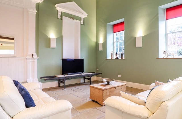 TY CAPEL, pet friendly, luxury holiday cottage, with a garden in Bala