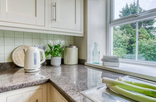 Ty Poeth - a dog that sleeps 8 guests in 4 bedrooms