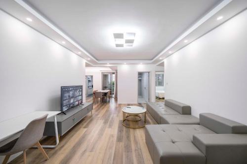 Tyms Elegant 4BR 2BA APT Riverside