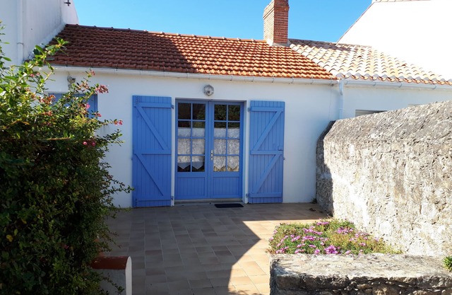 Typical house in Noirmoutier terrace and parking, beach 40 meters