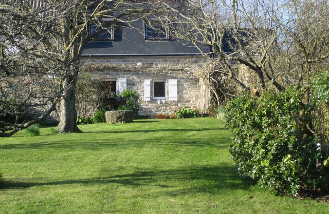 Typical Pointe du Raz house, large quiet garden, close to the sea and the GR 34.